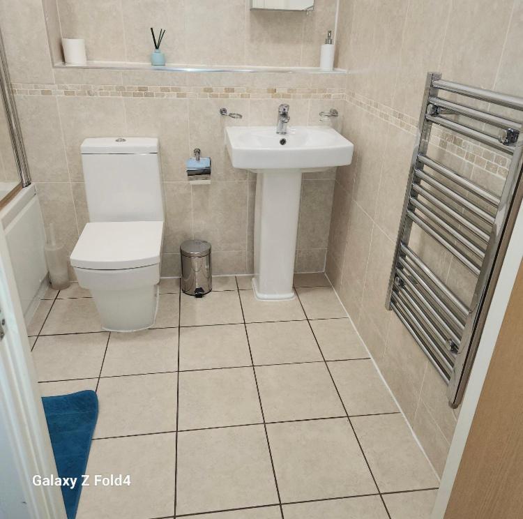 J Quarter - Sleeps 5 Long Term & Families Comfortably, 4 Beds, 2 Bathrooms Birmingham Eksteriør billede
